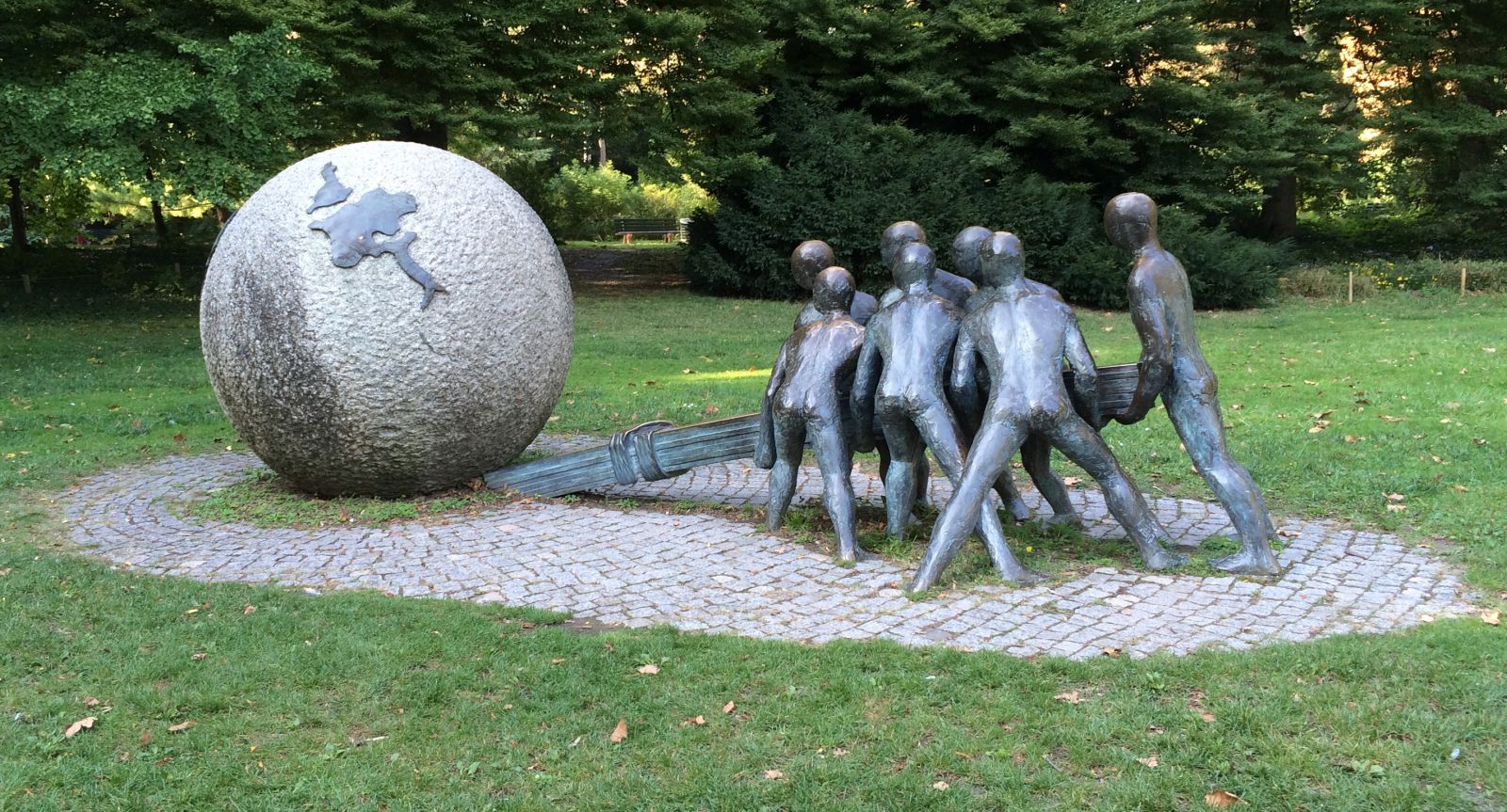 Скульптуры в парке